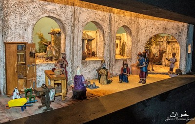 Escena principal del Nacimiento, con la adoración de los Magos y, detrás, los tres grandes ventanales a través de los que se cuela la imagen de otros tantos escenarios bíblicos en figuras de pequeño tamaño
