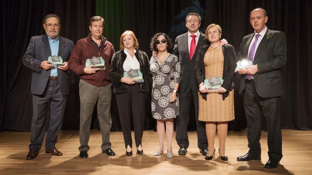 Foto de familia de los ganadores de la anterior edición junto a los responsables del Consejo Territorial de Andalucía