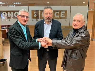 De izquierda a derecha, Rafael Rodríguez, Cristóbal Martínez y José Bejarano, tras presentar el nuevo envío a Guinea