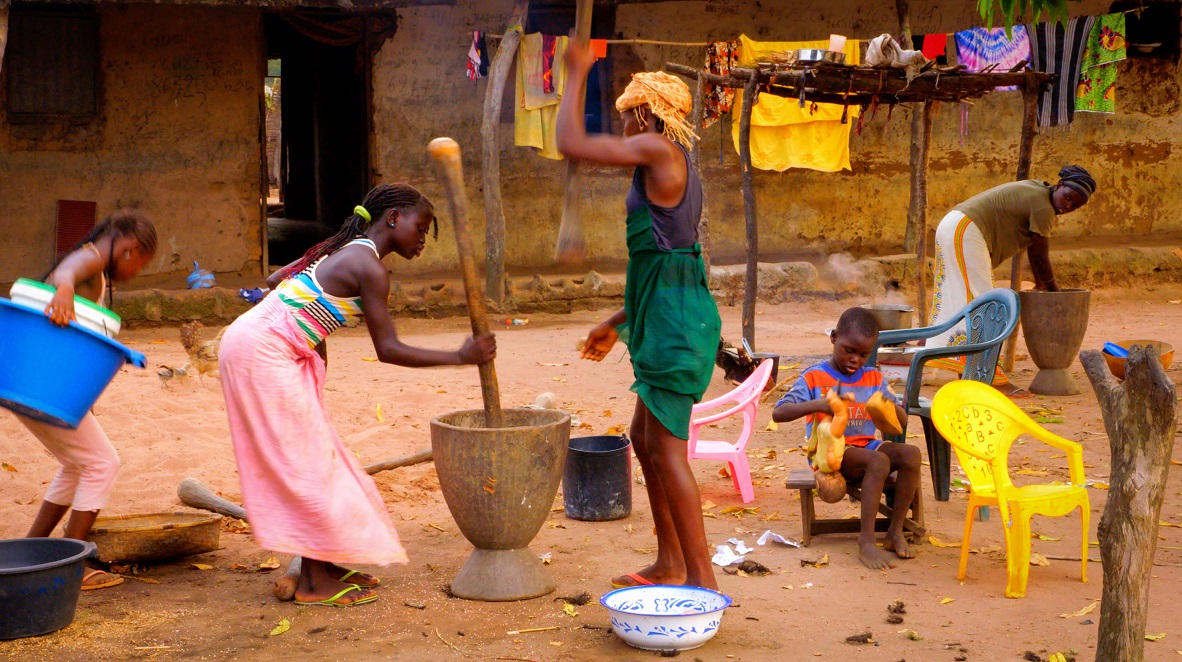 Mujeres y niños trabajando en el poblado