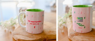La taza de apoyo a FOAPS fotografiada por sus dos caras