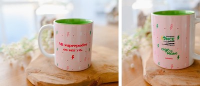La taza de apoyo a FOAPS fotografiada por sus dos caras