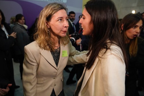 Patricia Sanz saluda a la nueva ministra de Igualdad, Irene Montero, el pasado 13 de enero en el acto de toma de posesión de la cartera en el ministerio.