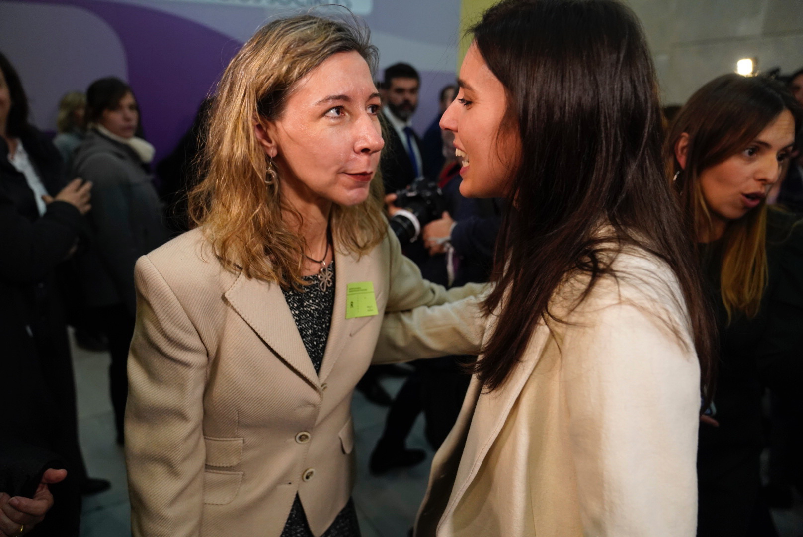 Patricia Sanz saluda a la nueva ministra de Igualdad, Irene Montero, el pasado 13 de enero en el acto de toma de posesión de la cartera en el ministerio.