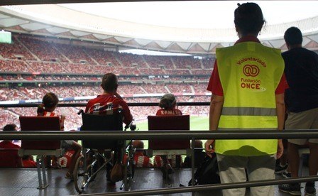Persona en  silla de ruedas durante un partido de fútbol