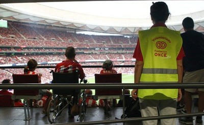 Persona en  silla de ruedas durante un partido de fútbol