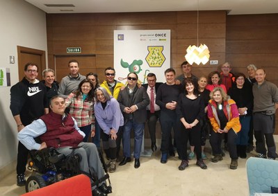 Representantes de Fundación ONCE y de nuestra estructura territorial posan en Galicia, en el encuentro de presentación del Camino de Santiago para todos
