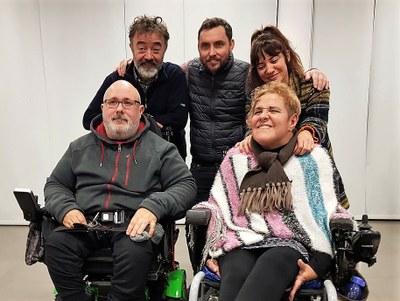 Riós (en el centro, arriba) junto a otros cuatro participantes en el proyecto en Vigo