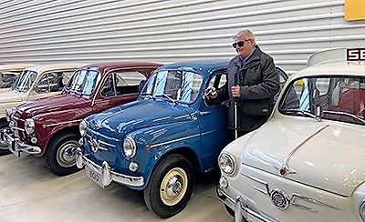 Un afiliado pasea entre la colección de Seat 600, y reconoce al tacto sus características