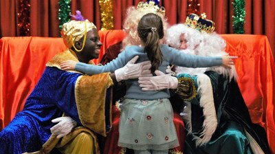 Una niña afiliada abraza a los Reyes en la visita de SS MM a la ONCE de Salamanca