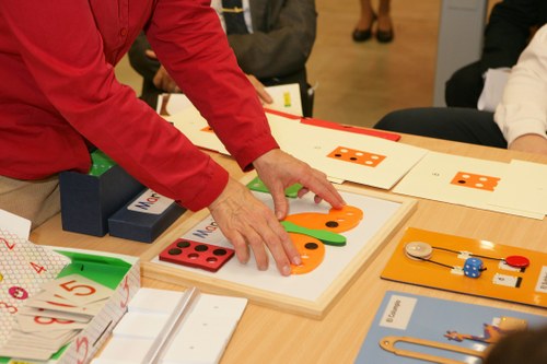 Una persona reconoce al tacto material expuesto de enseñanza básica del braille con una muestra de ilustración en relieve