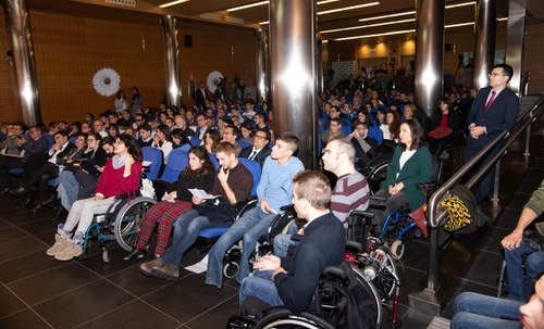 Universitarios con discapacidad durante el acto de concesión de Becas Oportunidad al Talento
