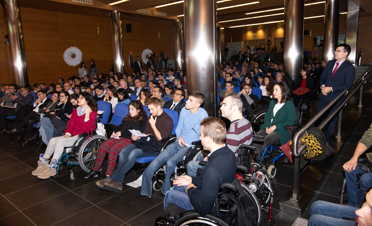 Universitarios con discapacidad durante el acto de concesión de Becas Oportunidad al Talento
