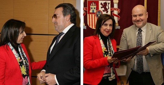 La ministra de defensa con Miguel Carballeda y con Luis Cayo Pérez tras la firma del acuerdo
