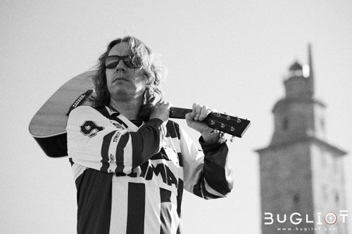 Jesús Suárez con la camiseta del Dépor y su guitarra