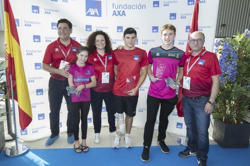 Jóvenes promesas ganadoras del Campeonato AXA junto a sus monitores