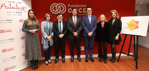 Foto familia del equipo de SOLIA-Mackintosh Mall y Fundación ONCE
