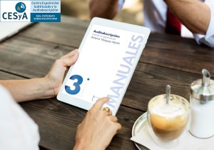 Portada del Manual "Audiodiscripción: norma y esperiencia", reproducida en una tableta