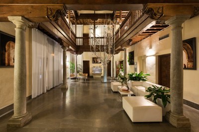 Interior, hall del hotel Gar Anat