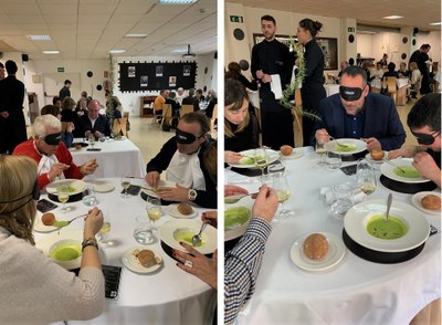 Dos de las mesas de los comensales ciegos o privados de visión por el antifaz durante la degustación del menú