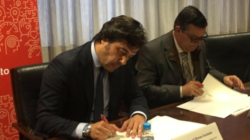 El consejero murciano (a la izquierda) firma el convenio junto a Martínez Donoso