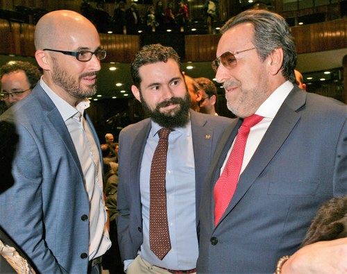 El presidente del Grupo Social ONCE, Miguel Carballeda (a la derecha) felicita al nuevo secretario de Estado, Nacho Álvarez (a la izquierda)