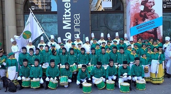 Foto de familia de la Tamborrada Inclusiva de la ONCE en Donostia