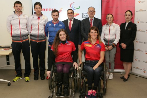Foto de familia de los deportistas paralímpicos junto a Carballeda y Garrido
