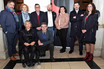 Foto de familia de los representantes de ambas entidades tras la firma del acuerdo