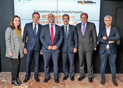 Foto de familia de los representantes de las cadenas Ilunion y Artiem Hotels