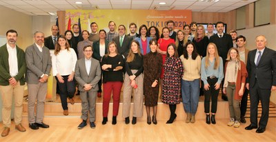 Foto de familia de los representantes de las empresas con los responsables del Comité Paralímpico
