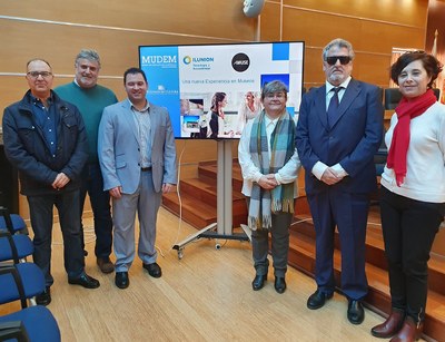 Foto de familia de los representantes del Ayuntamiento, de la ONCE y de Ilunion, en la sede municipal