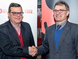 Martínez Donoso (a la izquierda) estrecha la mano de Enrique Salaberria tras proceder a la firma