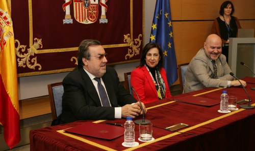 Miguel Carballeda, Margarita Robles y Luis Cayo Pérez durante la firma del convenio