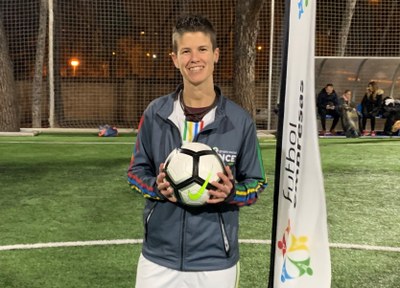 Raquel muestra su premio, el balón.