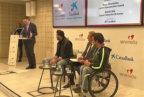 Riaño se dirige al público presente, en presencia de ambos deportistas y del moderador