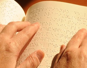 Unas manos leyendo braille