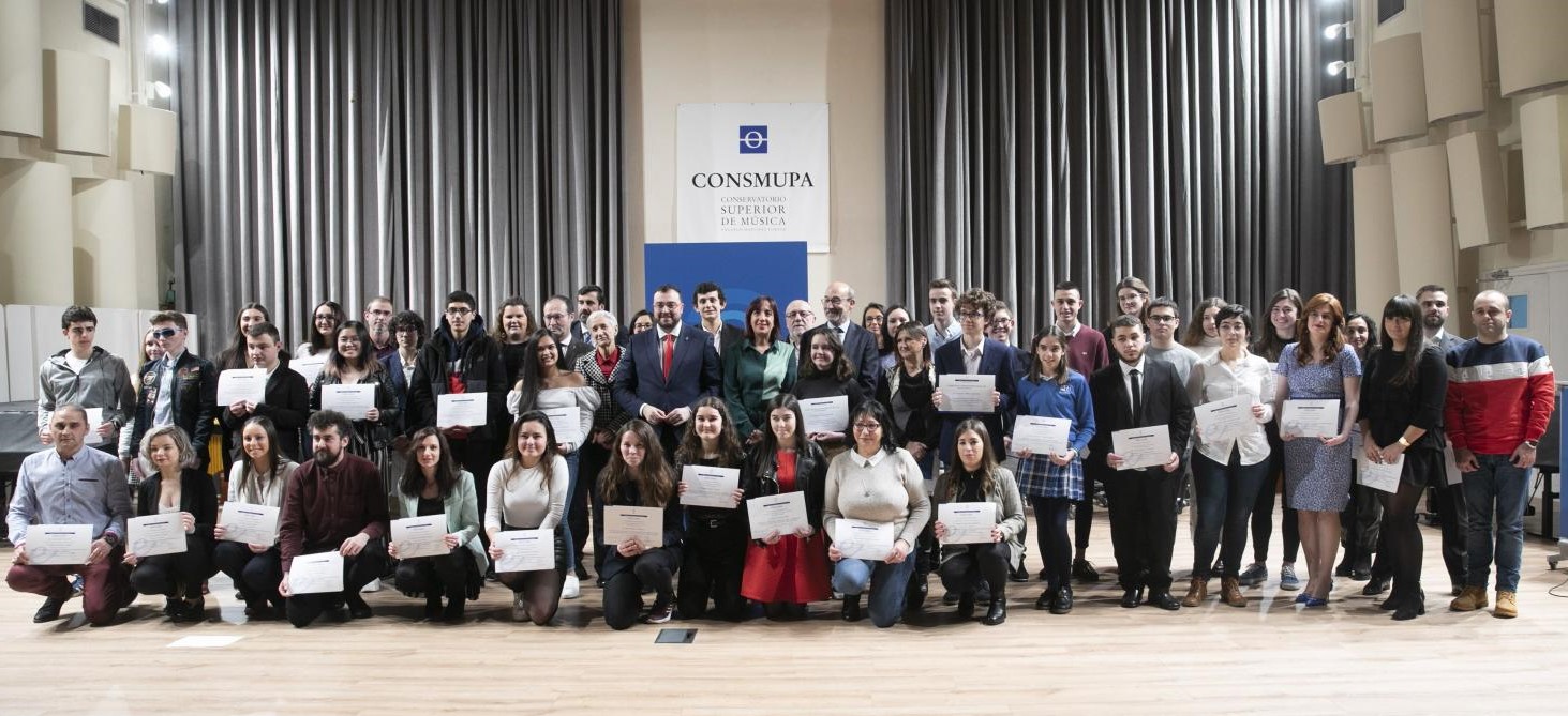 Foto de familia de todos los estudiantes premiados en Asturias