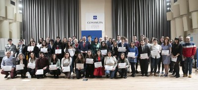 Foto de familia de todos los estudiantes premiados en Asturias