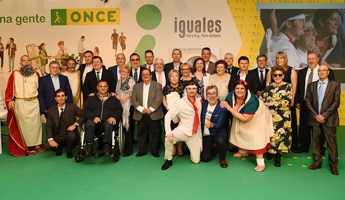 Foto de familia de todos los galardonados sobre el escenario de la gala junto a los actores y responsables de la ONCE.jpg