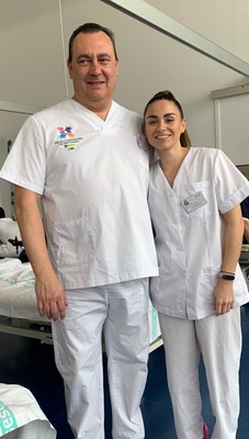 Alfonso Serna Herguedas y Sara Rodríguez Nieto posan en el Hospital de Parapléjicos de Toledo donde realizan sus prácticas de fisioterapia