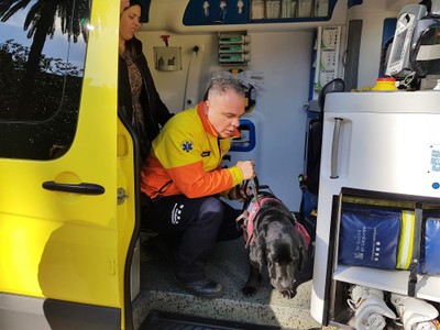 Anaïs, junto a un sanitario y su perra guía 'Cometa', dentro de la ambulancia