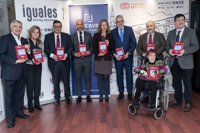 Asistentes a la presentación muestran el libro