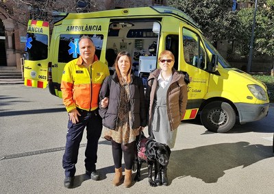 De izquierda a derecha, Antoni Encinas, Dolors Luna (con su perro guía) y Alba Vergés, en la presentación de la iniciativa