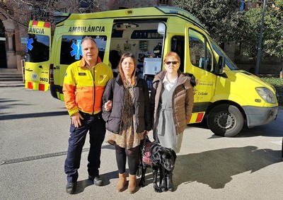De izquierda a derecha, Antoni Encinas, Dolors Luna (con su perro guía) y Alba Vergés, en la presentación de la iniciativa