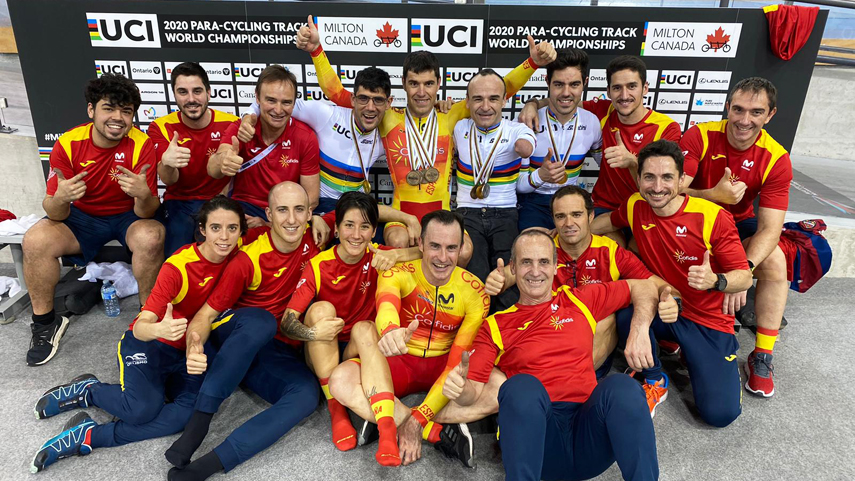 El equipo al completo posa feliz al final de las competiciones