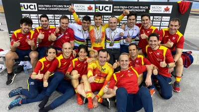 El equipo al completo posa feliz al final de las competiciones