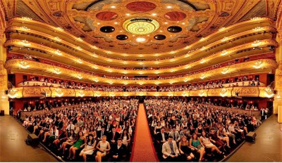 Espectacular vista, con ojo de pez, de la platea, palcos y techo del Liceu