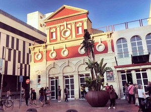 Fachada principal del Teatro Apolo, en Almería