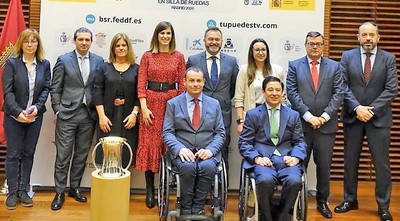 Foto de familia de autoridades y patrocinadores presentes en el sorteo del torneo
